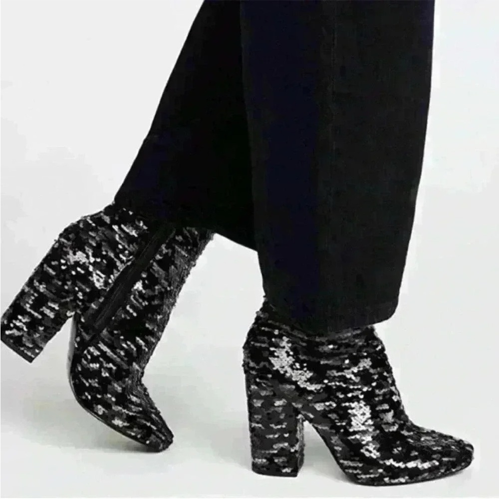 NWT Kendall & Kylie Haedyn sequin ankle boot in black and silver.